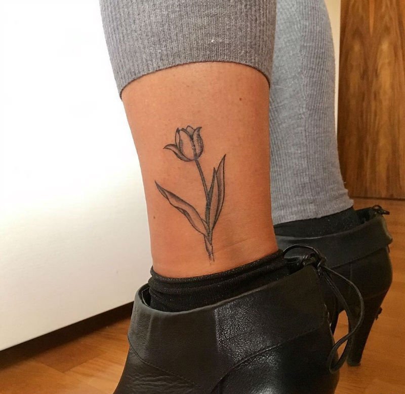 点击大图看下一张：女孩代表着爱的宣言寓意的郁金香花纹身图案