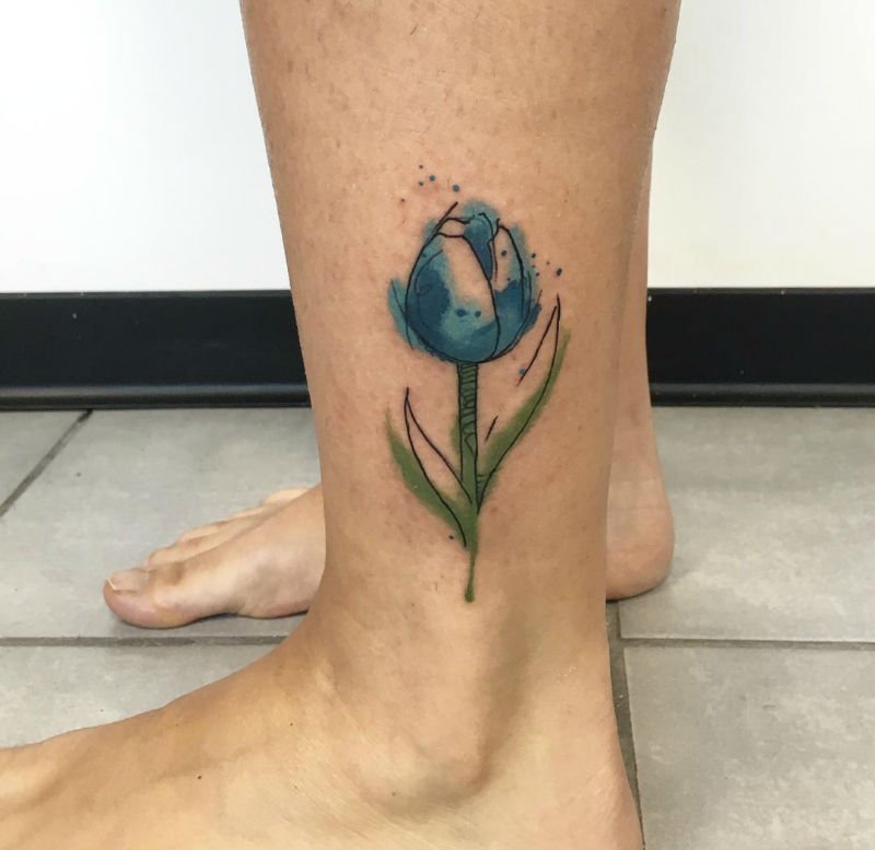 点击大图看下一张:女孩代表着爱的宣言寓意的郁金香花纹身图案