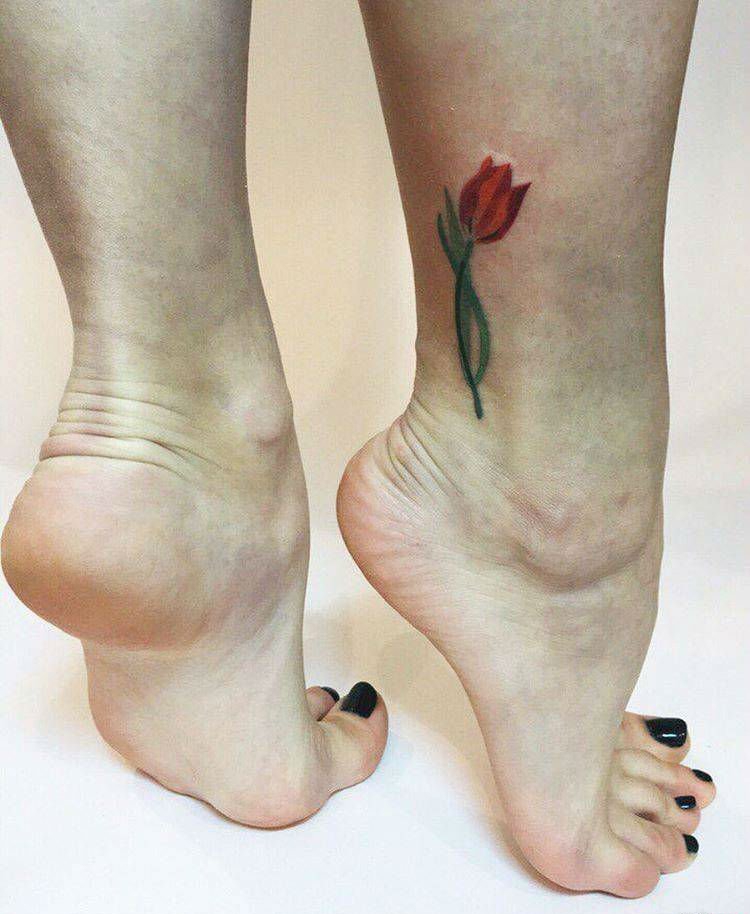 点击大图看下一张:女孩代表着爱的宣言寓意的郁金香花纹身图案