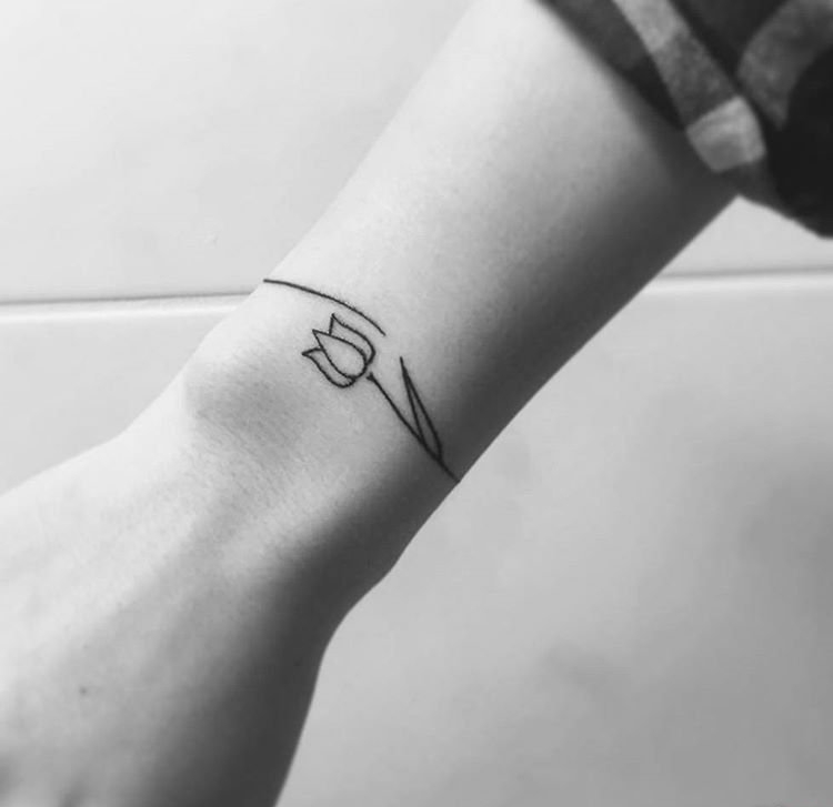 点击大图看下一张：女孩代表着爱的宣言寓意的郁金香花纹身图案