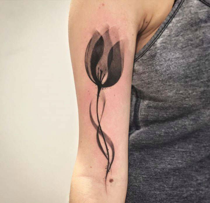 点击大图看下一张:女孩代表着爱的宣言寓意的郁金香花纹身图案