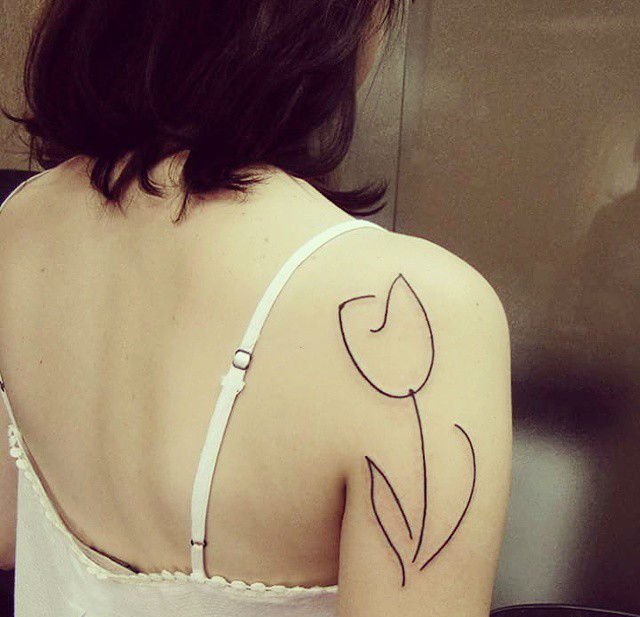 点击大图看下一张:女孩代表着爱的宣言寓意的郁金香花纹身图案