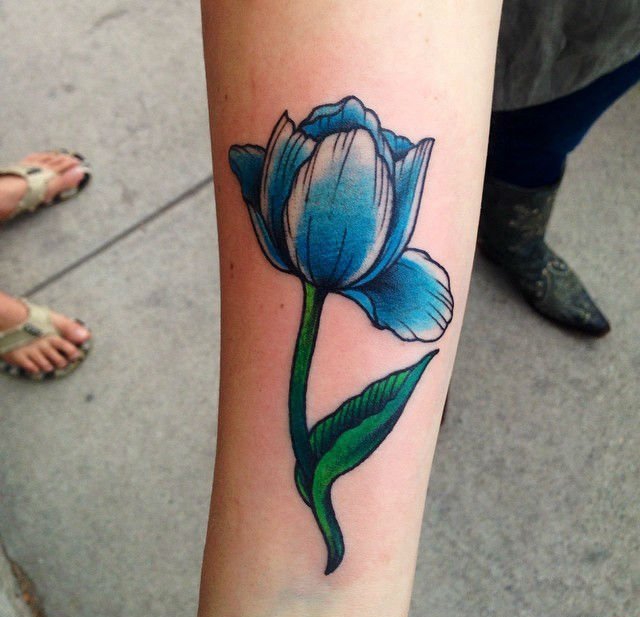 点击大图看下一张:女孩代表着爱的宣言寓意的郁金香花纹身图案