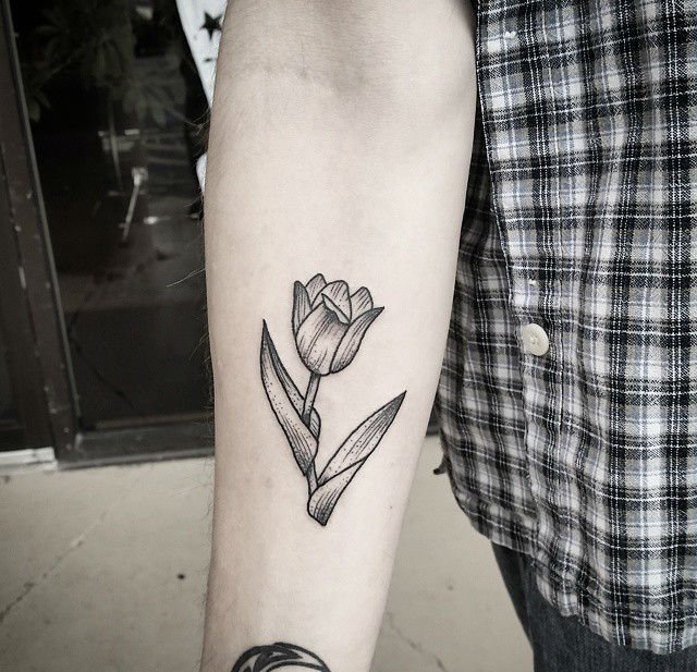 点击大图看下一张：女孩代表着爱的宣言寓意的郁金香花纹身图案