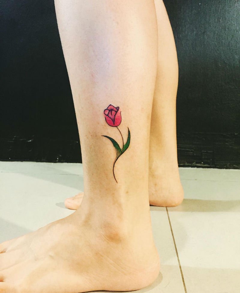 点击大图看下一张:女孩代表着爱的宣言寓意的郁金香花纹身图案