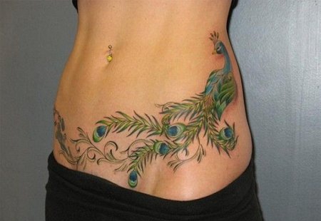 点击大图看下一张：女孩子们性感腹部上漂亮的纹身图案