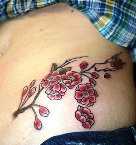 点击大图看下一张：女孩子们性感腹部上漂亮的纹身图案