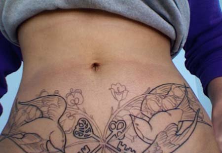 点击大图看下一张：女孩子们性感腹部上漂亮的纹身图案