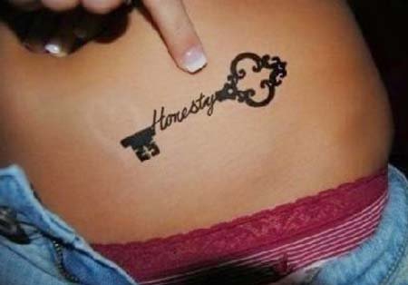 点击大图看下一张：女孩子们性感腹部上漂亮的纹身图案