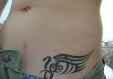 点击大图看下一张：女孩子们性感腹部上漂亮的纹身图案