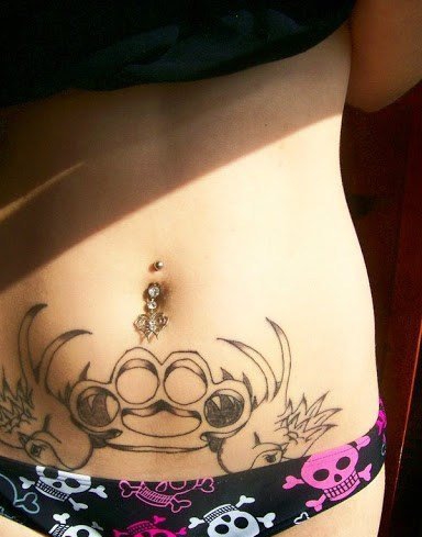 点击大图看下一张：女孩子们性感腹部上漂亮的纹身图案