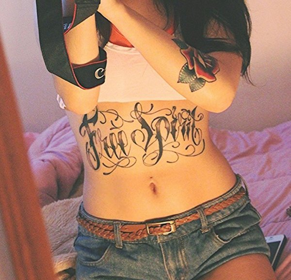 点击大图看下一张：女孩子们性感腹部上漂亮的纹身图案