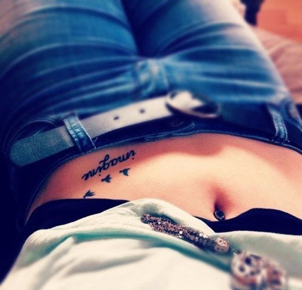 点击大图看下一张:女孩子们性感腹部上漂亮的纹身图案