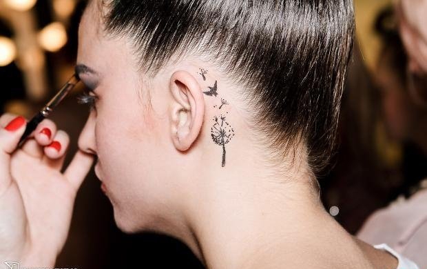 点击大图看下一张：女性精致漂亮的蒲公英纹身图案