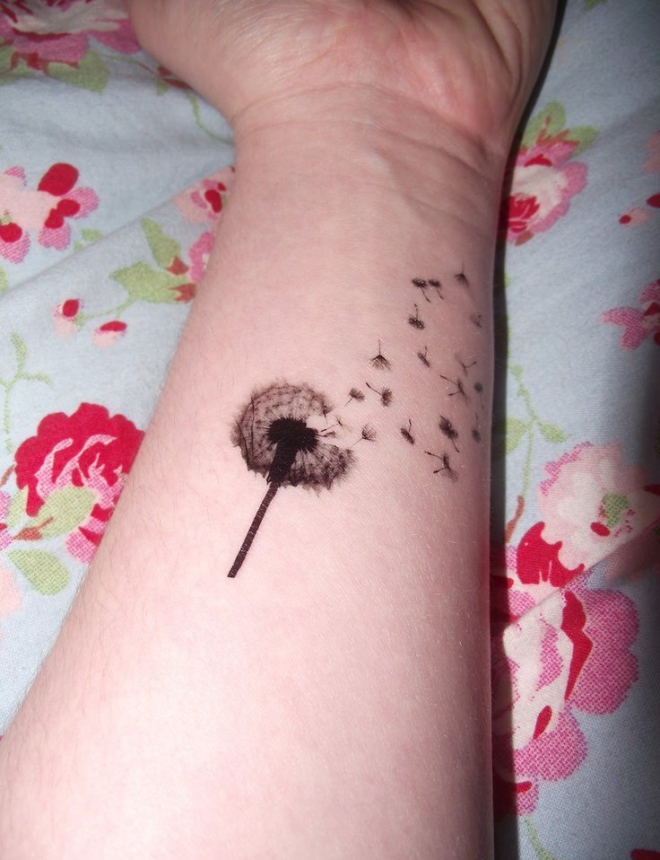 点击大图看下一张：女性精致漂亮的蒲公英纹身图案