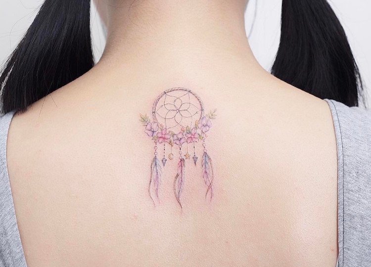 点击大图看下一张:女性身上清新梦幻柔和的水彩纹身图案