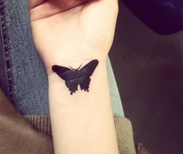点击大图看下一张：女性手臂上多款美丽的蝴蝶纹身图案