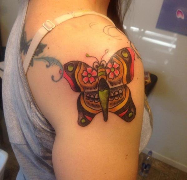 点击大图看下一张：女性手臂上多款美丽的蝴蝶纹身图案