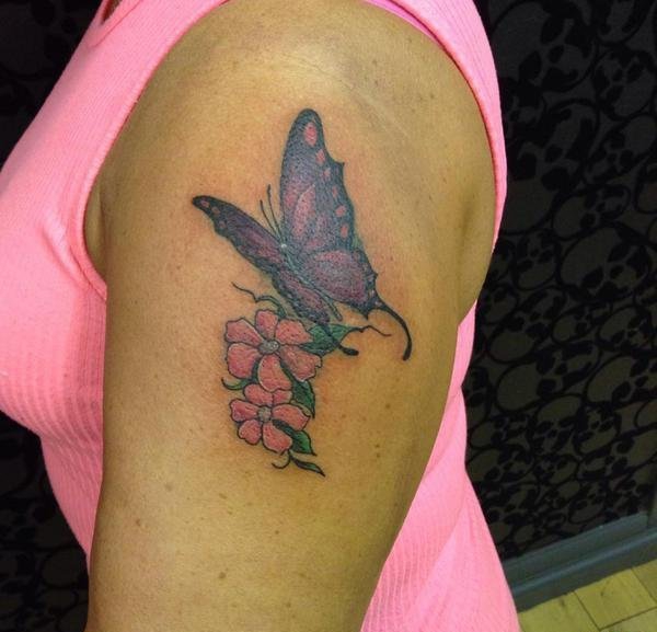 点击大图看下一张：女性手臂上多款美丽的蝴蝶纹身图案