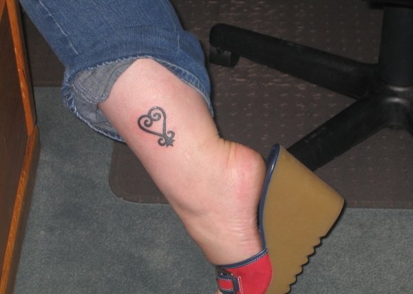 点击大图看下一张：女子脚踝上的个性心形符号纹身图片