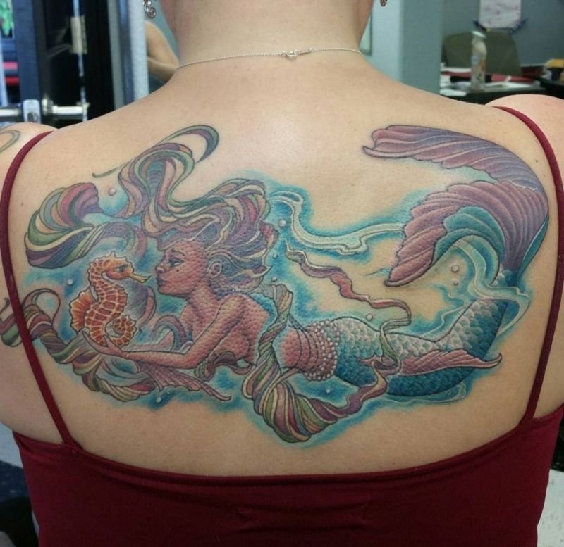 点击大图看下一张：漂亮性感女孩身上美丽的美人鱼纹身图案鱼