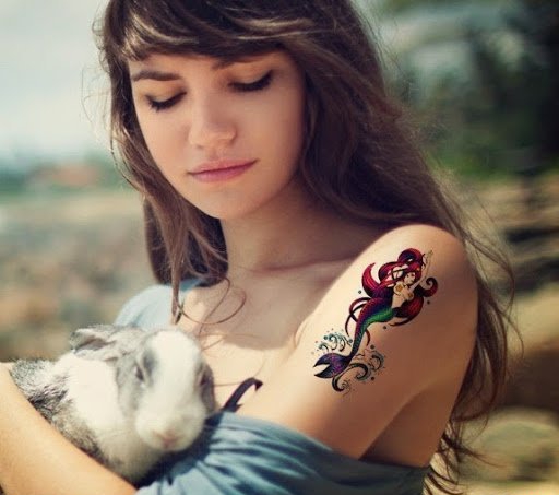 点击大图看下一张：漂亮性感女孩身上美丽的美人鱼纹身图案鱼