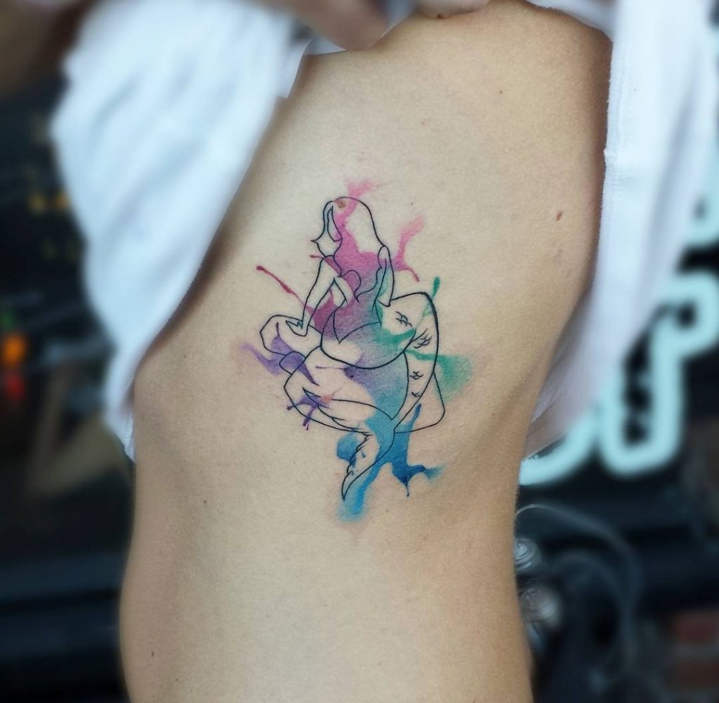 点击大图看下一张：漂亮性感女孩身上美丽的美人鱼纹身图案鱼