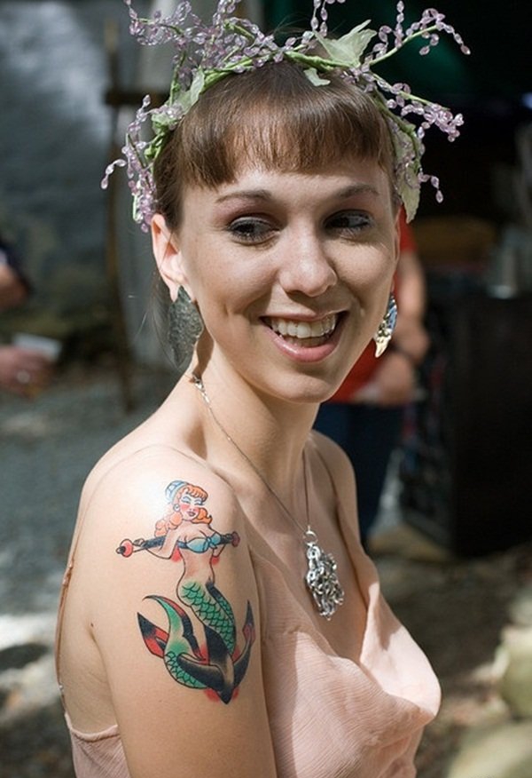 点击大图看下一张：漂亮性感女孩身上美丽的美人鱼纹身图案鱼