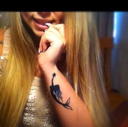 点击大图看下一张:漂亮性感女孩身上美丽的美人鱼纹身图案鱼