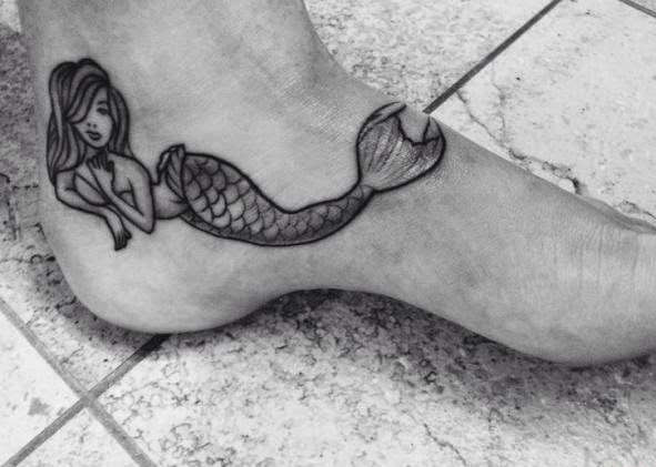 点击大图看下一张:漂亮性感女孩身上美丽的美人鱼纹身图案鱼