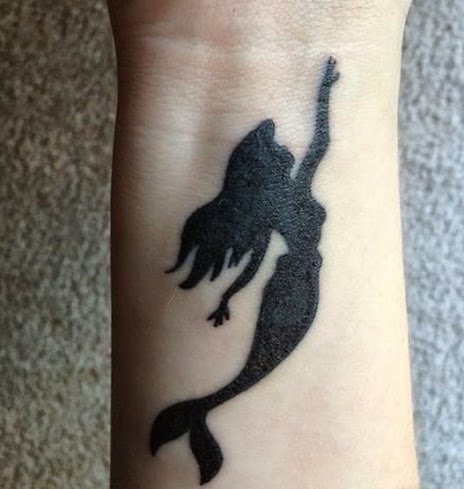 点击大图看下一张:漂亮性感女孩身上美丽的美人鱼纹身图案鱼