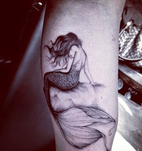 点击大图看下一张：漂亮性感女孩身上美丽的美人鱼纹身图案鱼