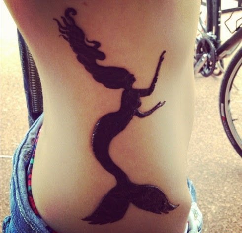 点击大图看下一张：漂亮性感女孩身上美丽的美人鱼纹身图案鱼