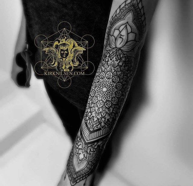 点击大图看下一张：手臂上精美的黑色装饰风格曼陀罗纹身图案来自柯克