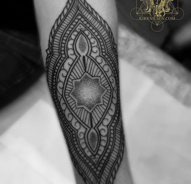 点击大图看下一张：手臂上精美的黑色装饰风格曼陀罗纹身图案来自柯克