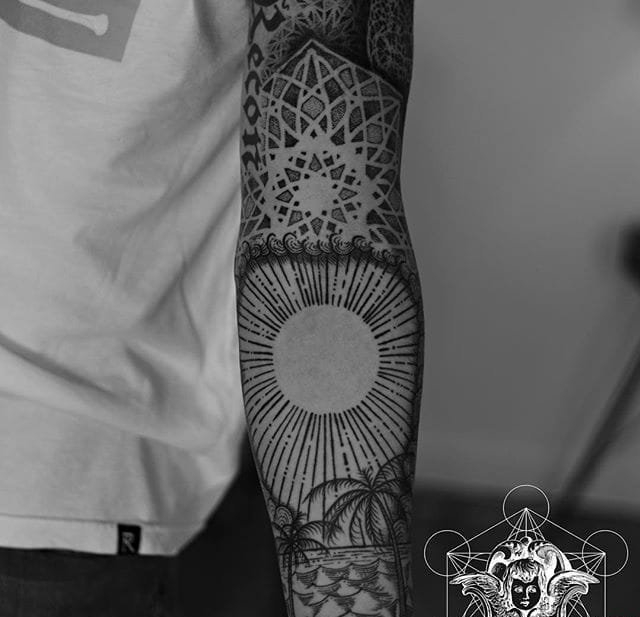点击大图看下一张：手臂上精美的黑色装饰风格曼陀罗纹身图案来自柯克
