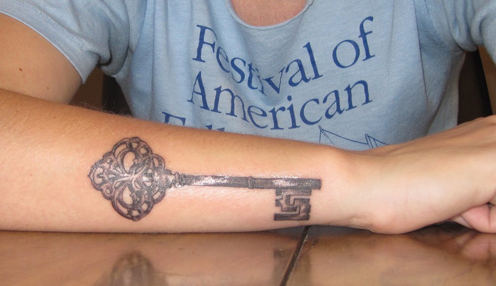 点击大图看下一张：手前臂上精致的古老的大钥匙纹身图片