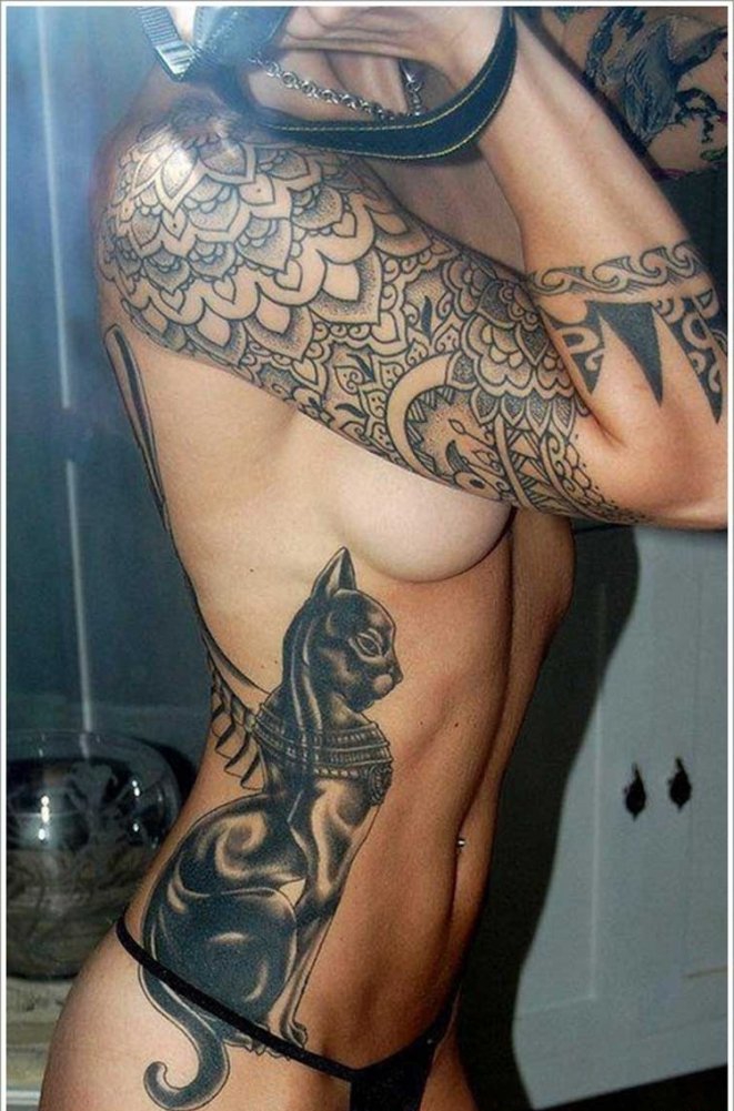 点击大图看下一张：性感漂亮的女性侧肋上个性的纹身图案