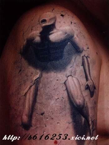 点击大图看下一张：大臂上一款3D石雕人纹身图片