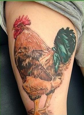 点击大图看下一张：大腿上一款非常逼真的公鸡纹身图案