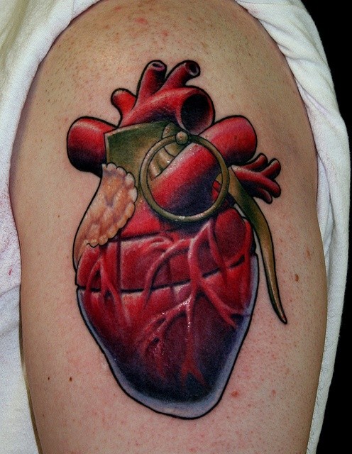 点击大图看下一张：个性的心脏手雷纹身图案