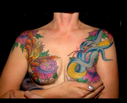 点击大图看下一张：美女胸口蛇和牡丹花纹身图案