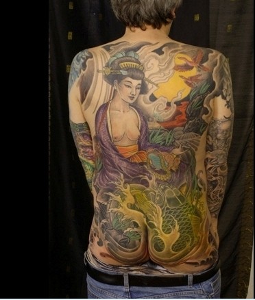 点击大图看下一张：男士背部满背美女鲤鱼纹身图案