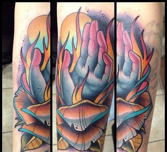 点击大图看下一张：小臂上一款欧美风格手纹身图案