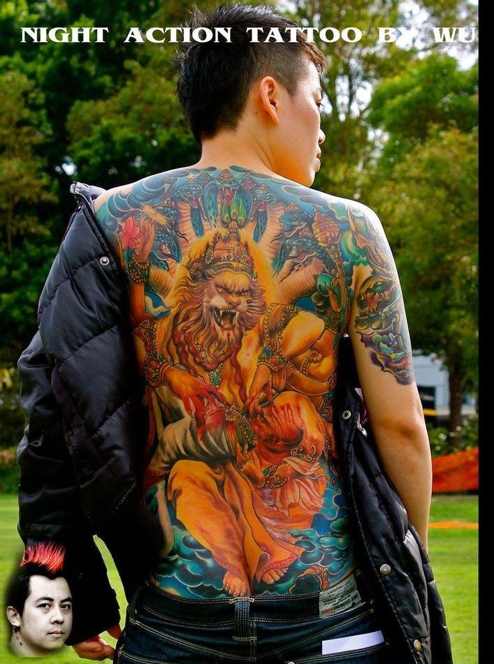 点击大图看下一张：一款霸气的满背人物纹身图案分享