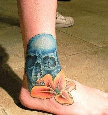 点击大图看下一张：一款腿部骷髅百合纹身图案