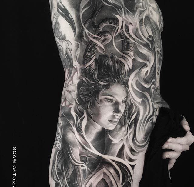 点击大图看下一张:多款黑灰色大面积现实主义风格人物纹身图案来自卡洛斯