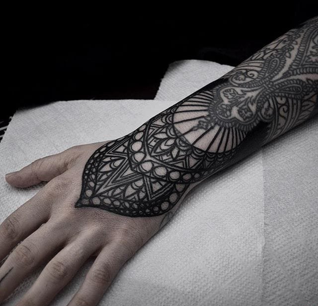 点击大图看下一张：精致的黑色几何装饰风格手前臂纹身图案来自塔拉斯