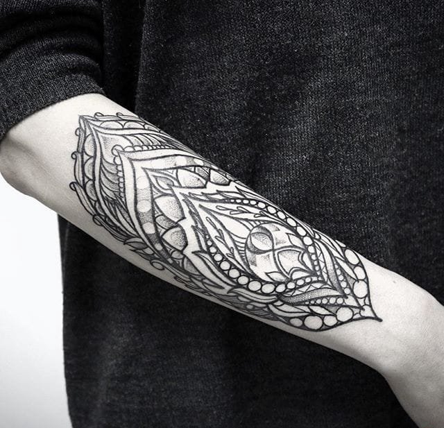 点击大图看下一张：精致的黑色几何装饰风格手前臂纹身图案来自塔拉斯