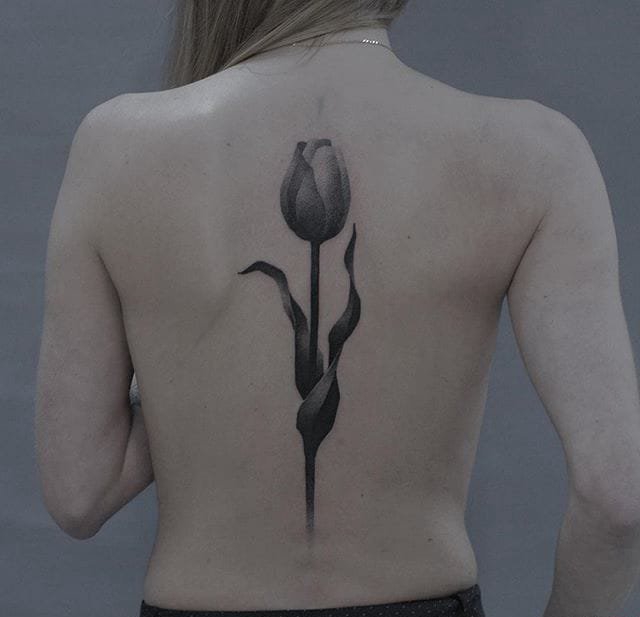 点击大图看下一张：令人难以置信的黑色植物花纹身图案来自吉纳